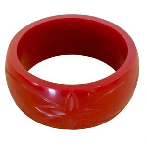 BAKELITE Vintage 1940s-50s Heavy Carved Tomato Red Bangle Bracelet